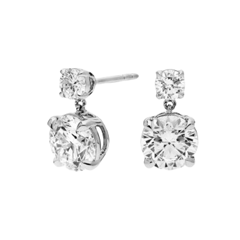 macro-shot-of-wedding-rings-decorated-with-flower