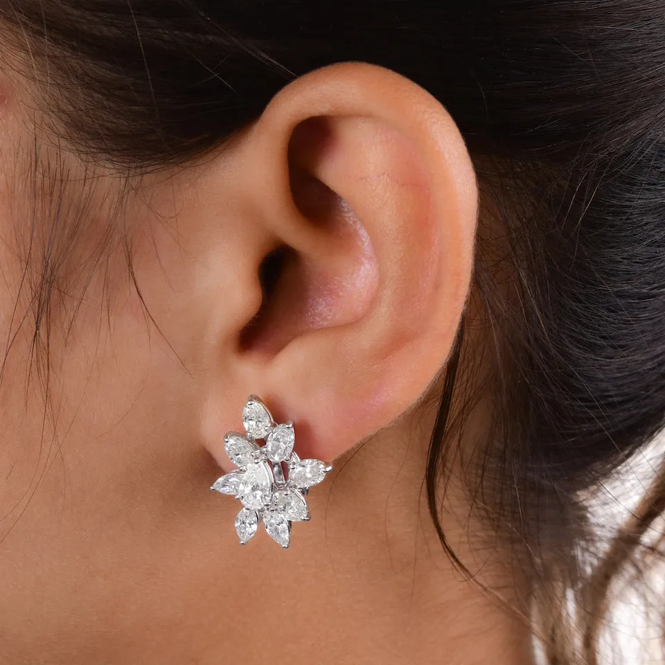 macro-shot-of-wedding-rings-decorated-with-flower
