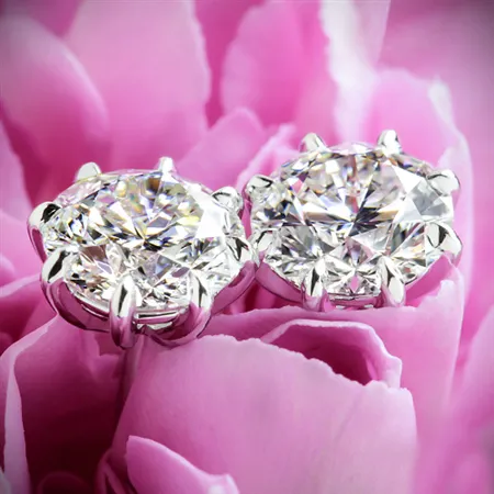 macro-shot-of-wedding-rings-decorated-with-flower