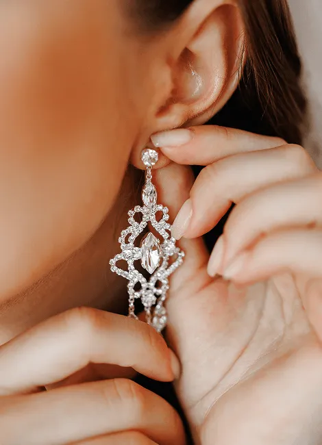 the-bride-puts-on-wedding-earrings